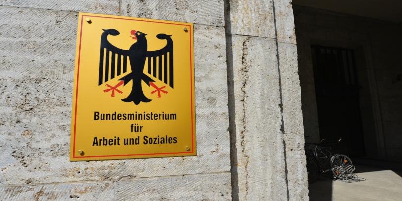 Schild Ministerium Arbeit und Soziales